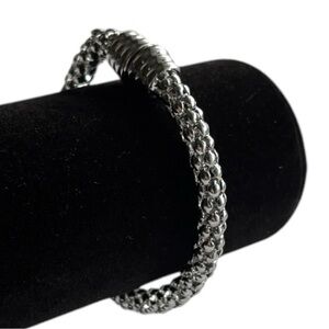 5/$25 NWT And Lovely Stylish Silver Chain Magnetic Bracelet